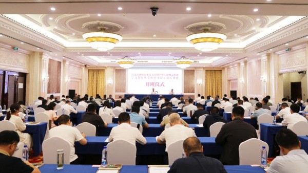 近日，甘肅省律師行業黨委舉辦深入貫徹中央八項規定精神學習教育暨黨組織書記示范培訓班。市州律師行業黨委書記，省律師協會直屬分會黨總支書記，蘭州新區律協黨支部書記及部分律所黨組織書記參加本次培訓。培訓班深